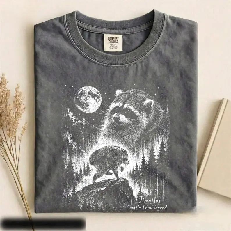 Vintage Raccoon Graphic T-Shirt for Nature Lovers and Cozy Cottagecore Style