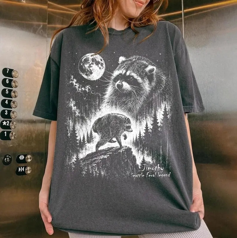 Vintage Raccoon Graphic T-Shirt for Nature Lovers and Cozy Cottagecore Style